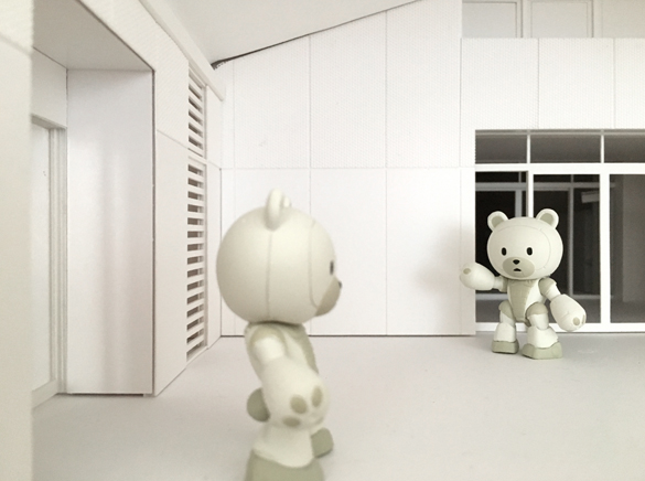 白いクマと、白い建築模型。