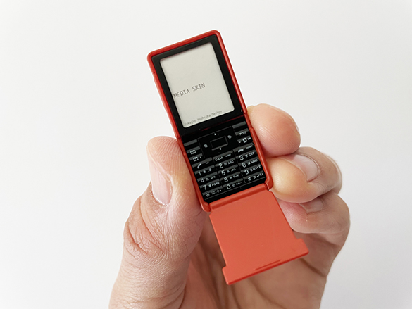 渡辺事務所設立時のケータイはMEDIA SKIN。