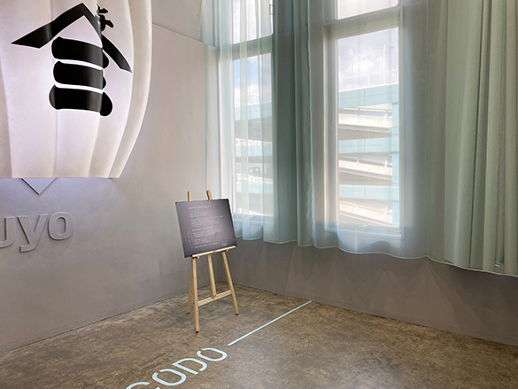 ビルの5階は、小さな都市でした。