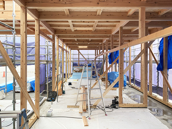 キャノピーと塀のあるランドリー。