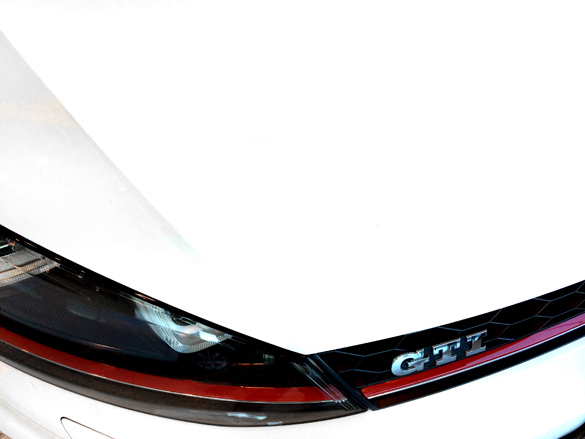 赤いラインが素敵です。