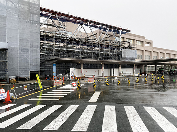 病院の鉄骨と崖に沿う基礎。