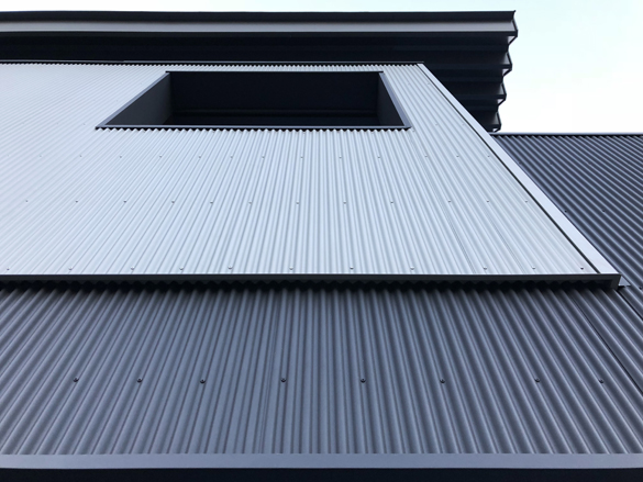 合板とスチールと配管と。