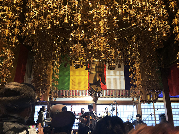 お寺でロック。
