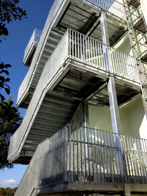 学校の新しい階段。