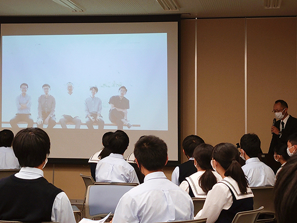 事務所から一番近い高校へ。