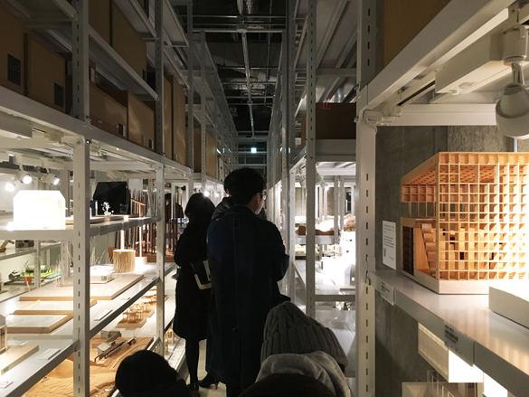 デヴィッド・ボウイと建築模型。