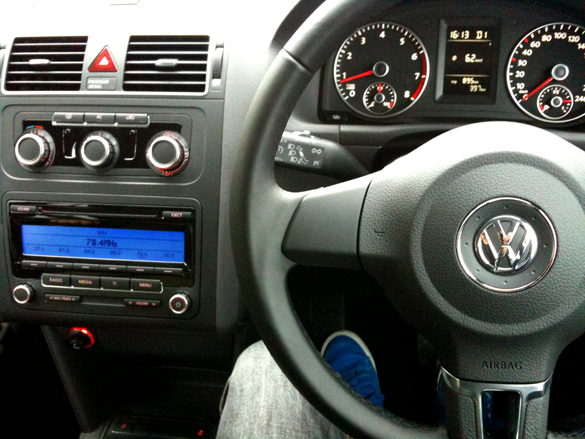 セダンの後部座席を。