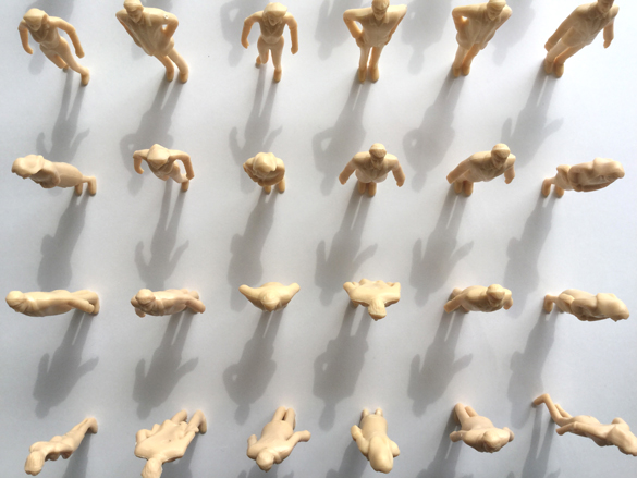 塗装を待つ人々。