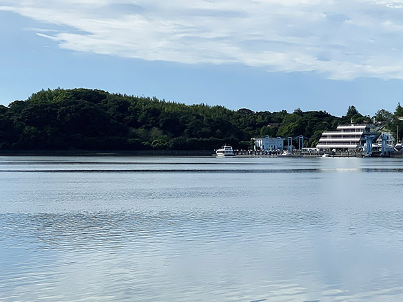 地形をリノベーションする建築。